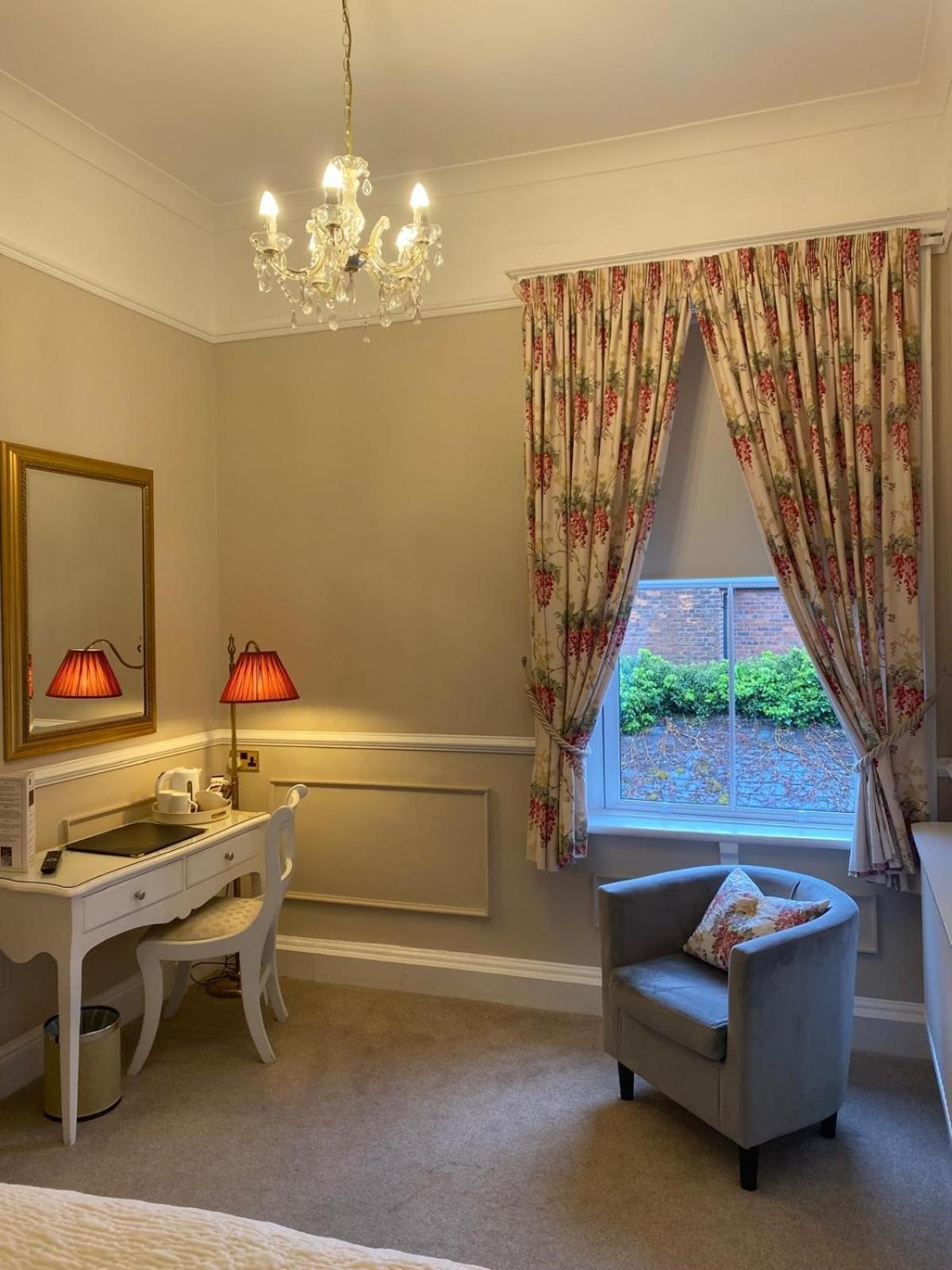 Alexandra Court Hotel Конгълтън Екстериор снимка