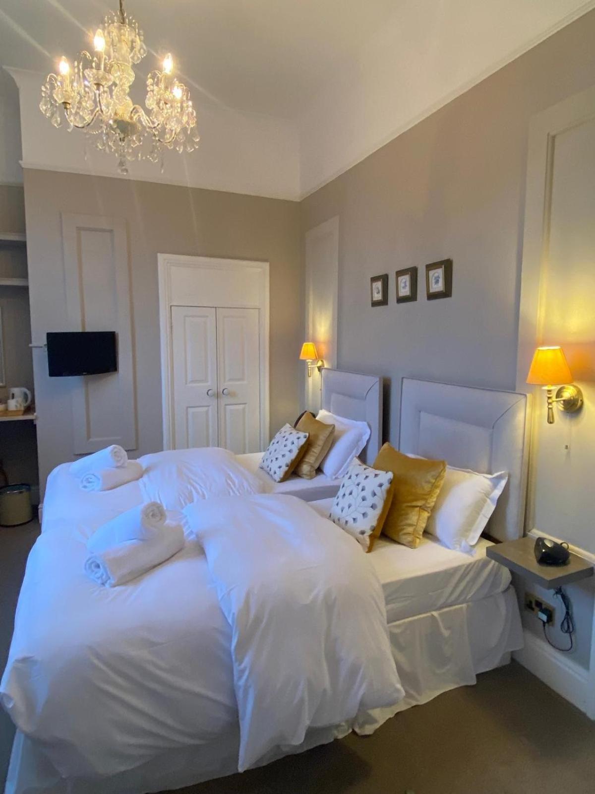 Alexandra Court Hotel Конгълтън Екстериор снимка