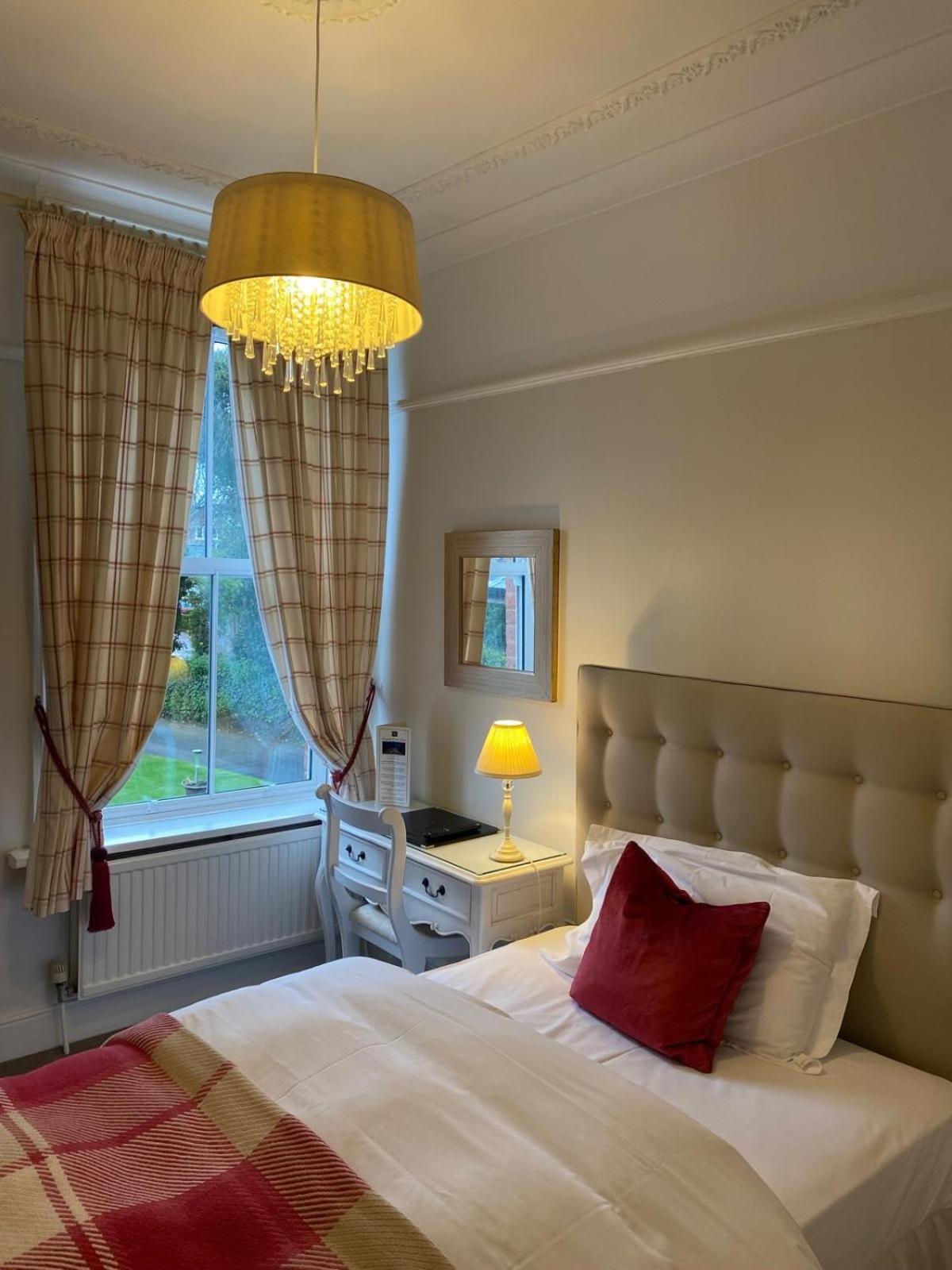 Alexandra Court Hotel Конгълтън Екстериор снимка