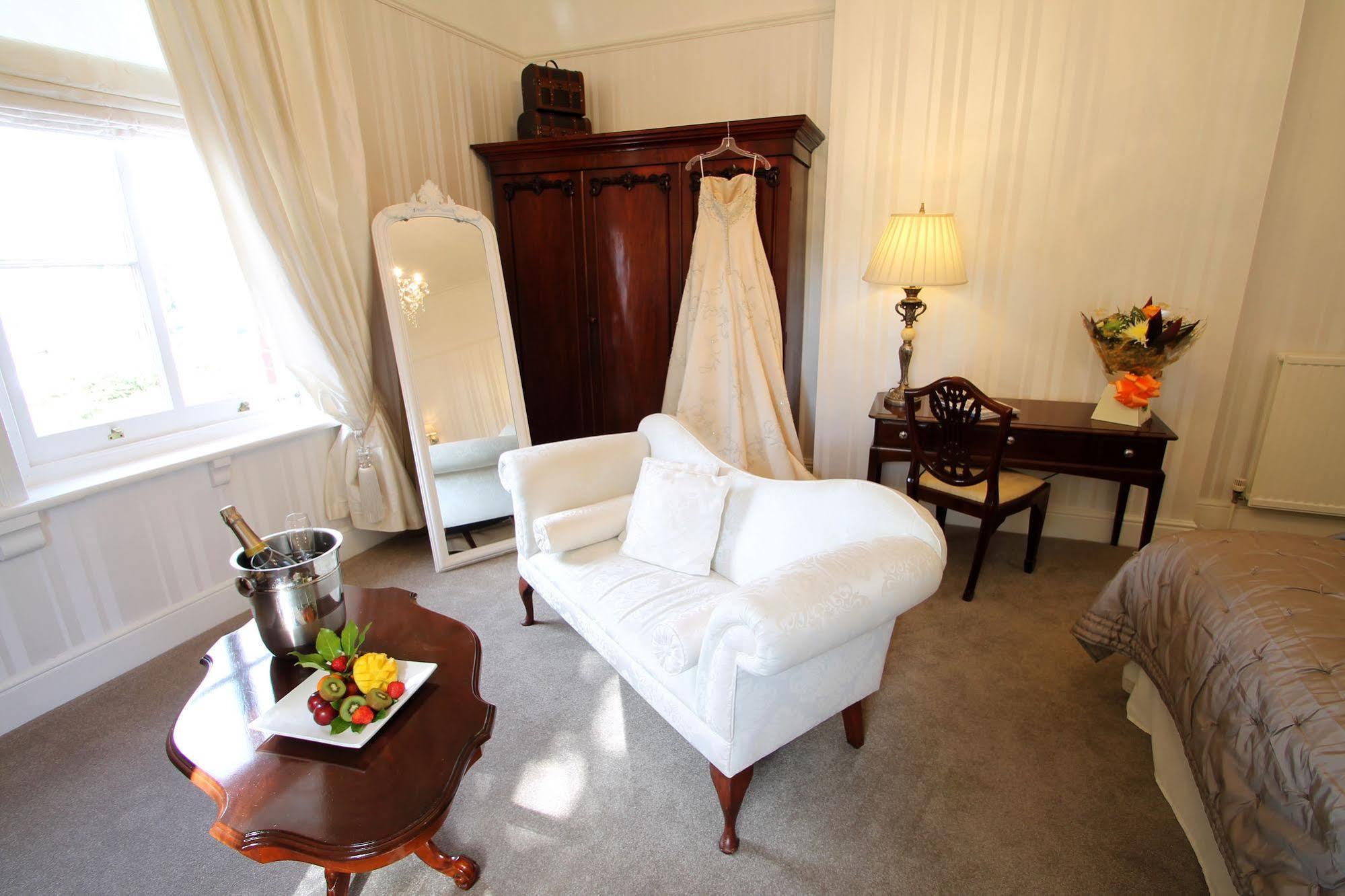 Alexandra Court Hotel Конгълтън Екстериор снимка