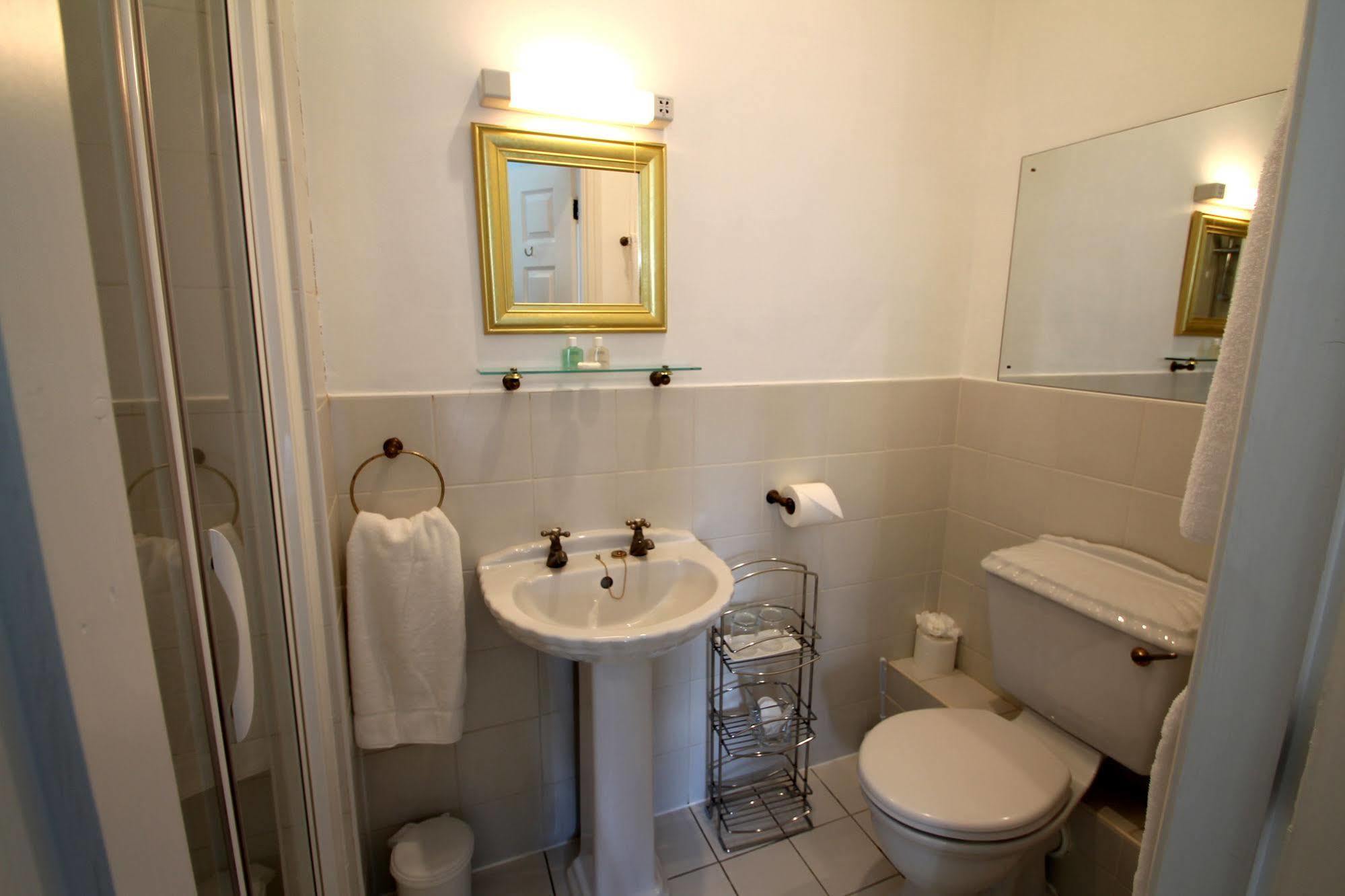 Alexandra Court Hotel Конгълтън Екстериор снимка