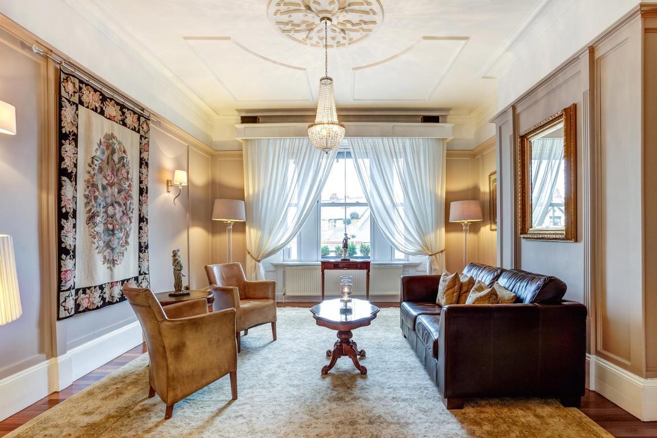 Alexandra Court Hotel Конгълтън Екстериор снимка